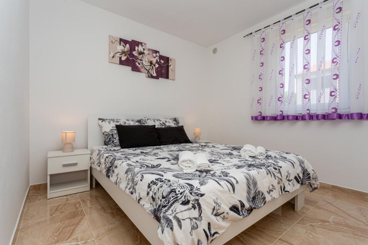 Apartment With A Private Swimming Pool, Garden & Bbq Gostinjac 외부 사진