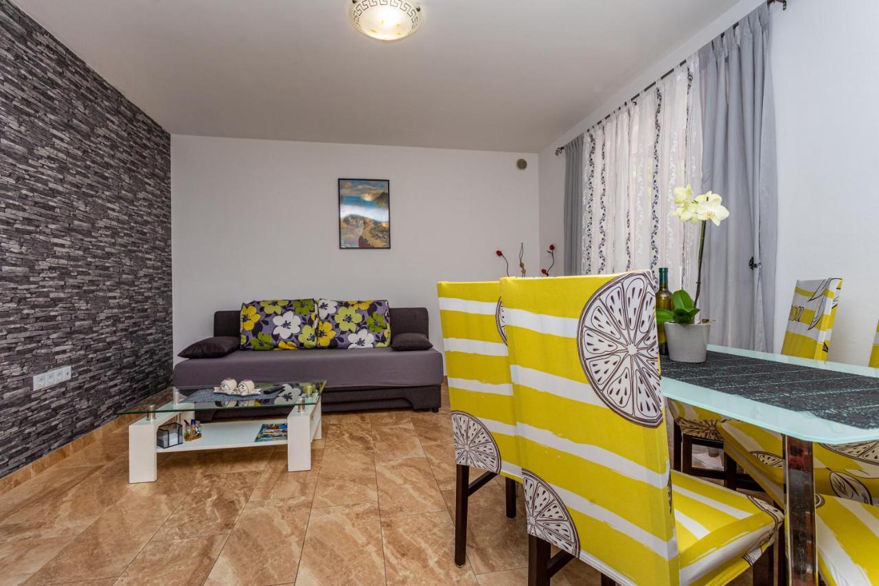 Apartment With A Private Swimming Pool, Garden & Bbq Gostinjac 외부 사진