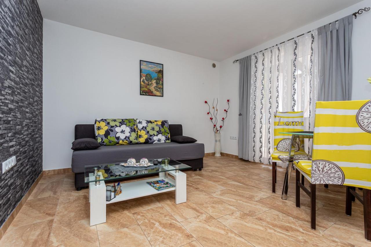 Apartment With A Private Swimming Pool, Garden & Bbq Gostinjac 외부 사진
