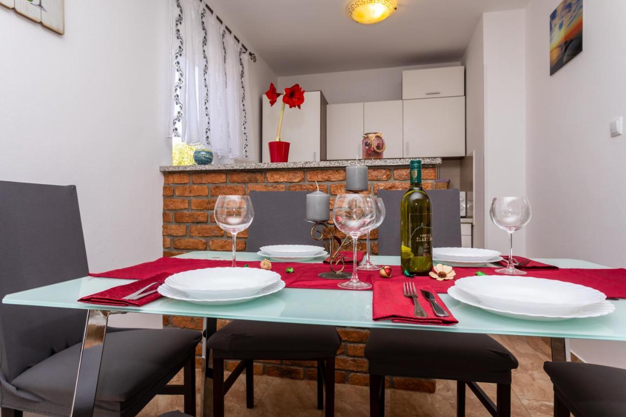 Apartment With A Private Swimming Pool, Garden & Bbq Gostinjac 외부 사진