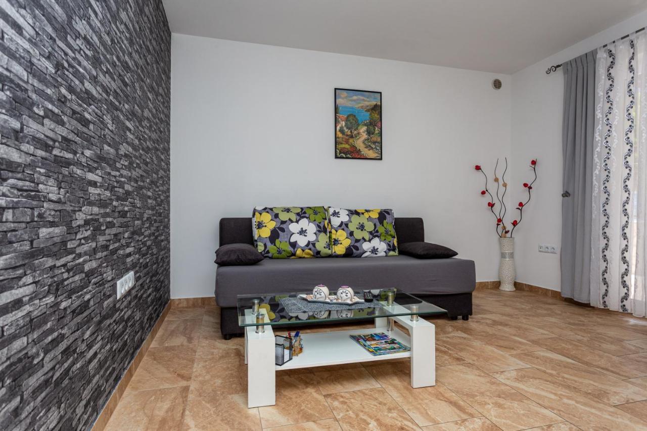 Apartment With A Private Swimming Pool, Garden & Bbq Gostinjac 외부 사진