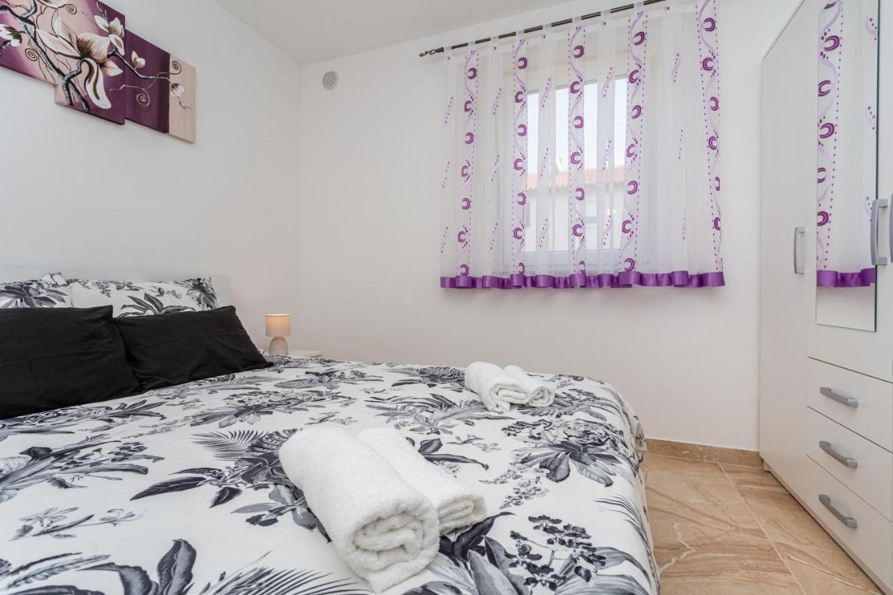 Apartment With A Private Swimming Pool, Garden & Bbq Gostinjac 외부 사진